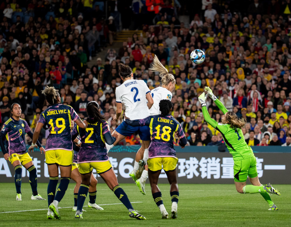 英格兰队领先，赢得国际足球比赛