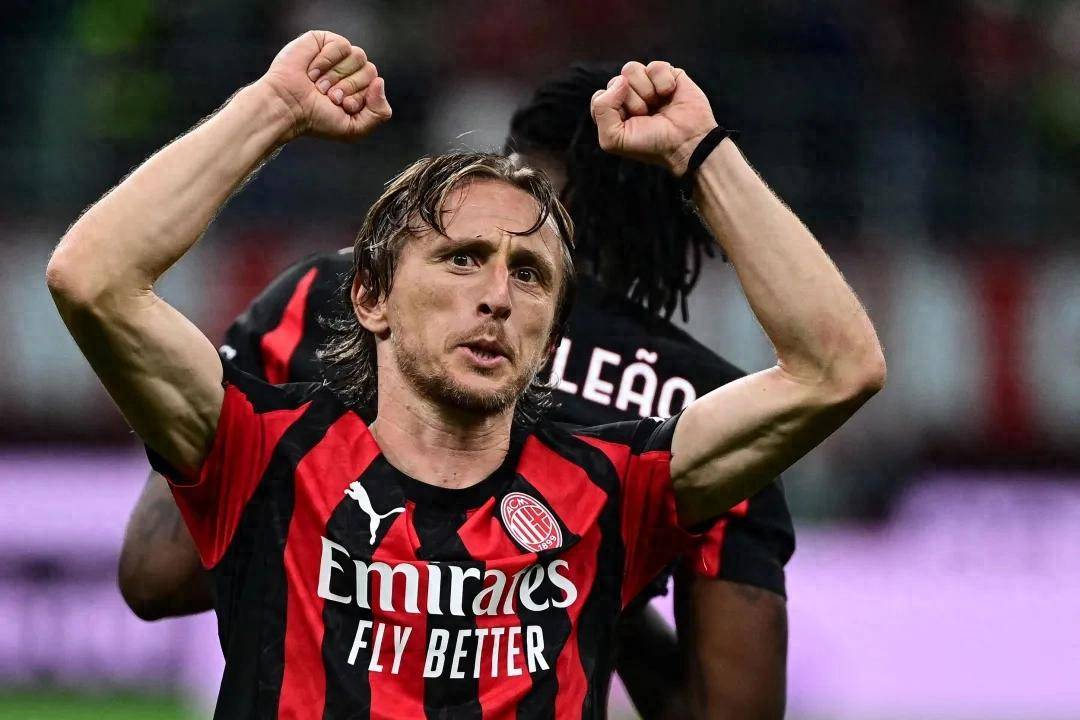 AC米兰主场取胜再次登顶，雄心大增