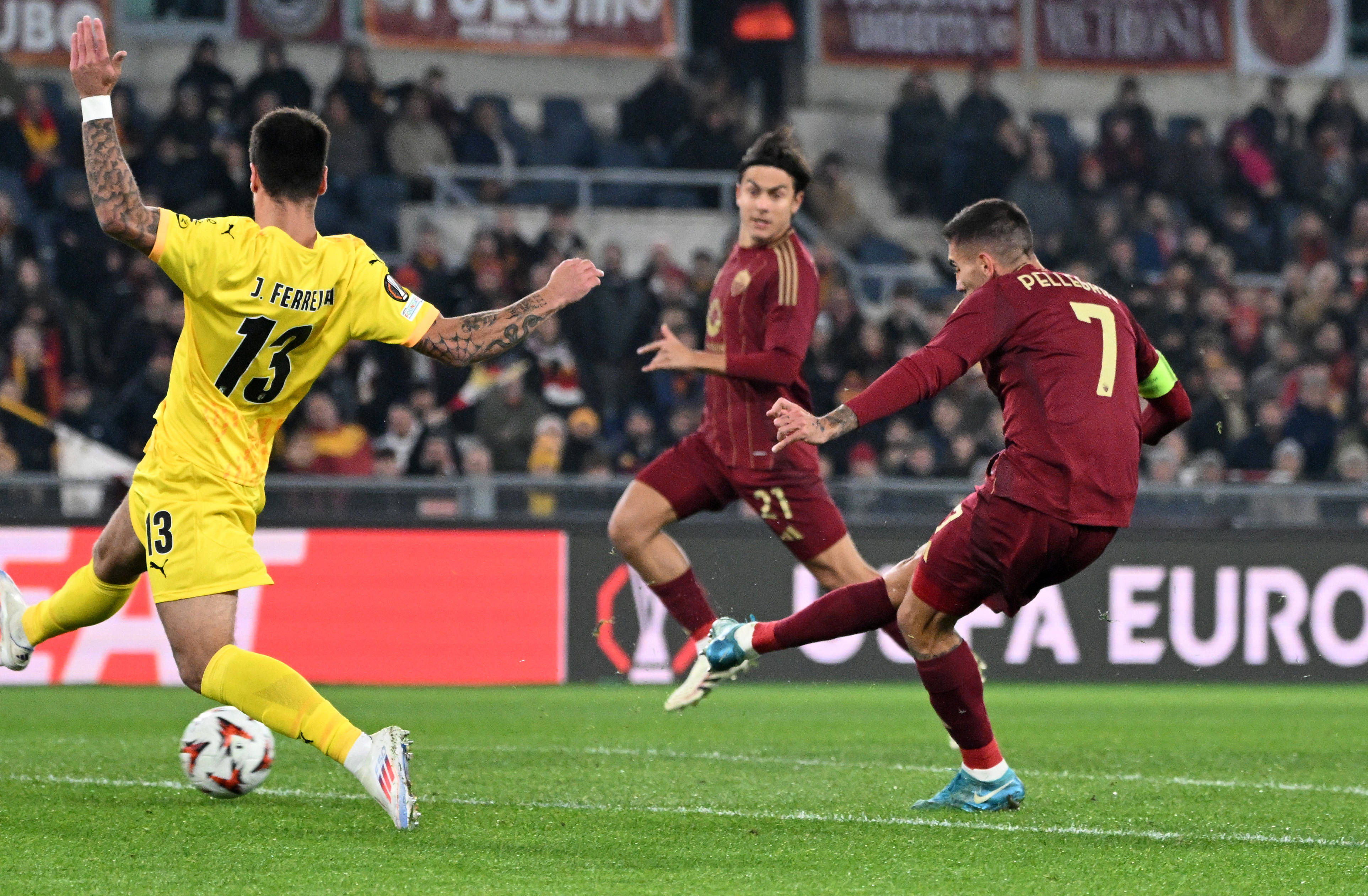 罗马球员集体庆祝进球，展现出团结精神