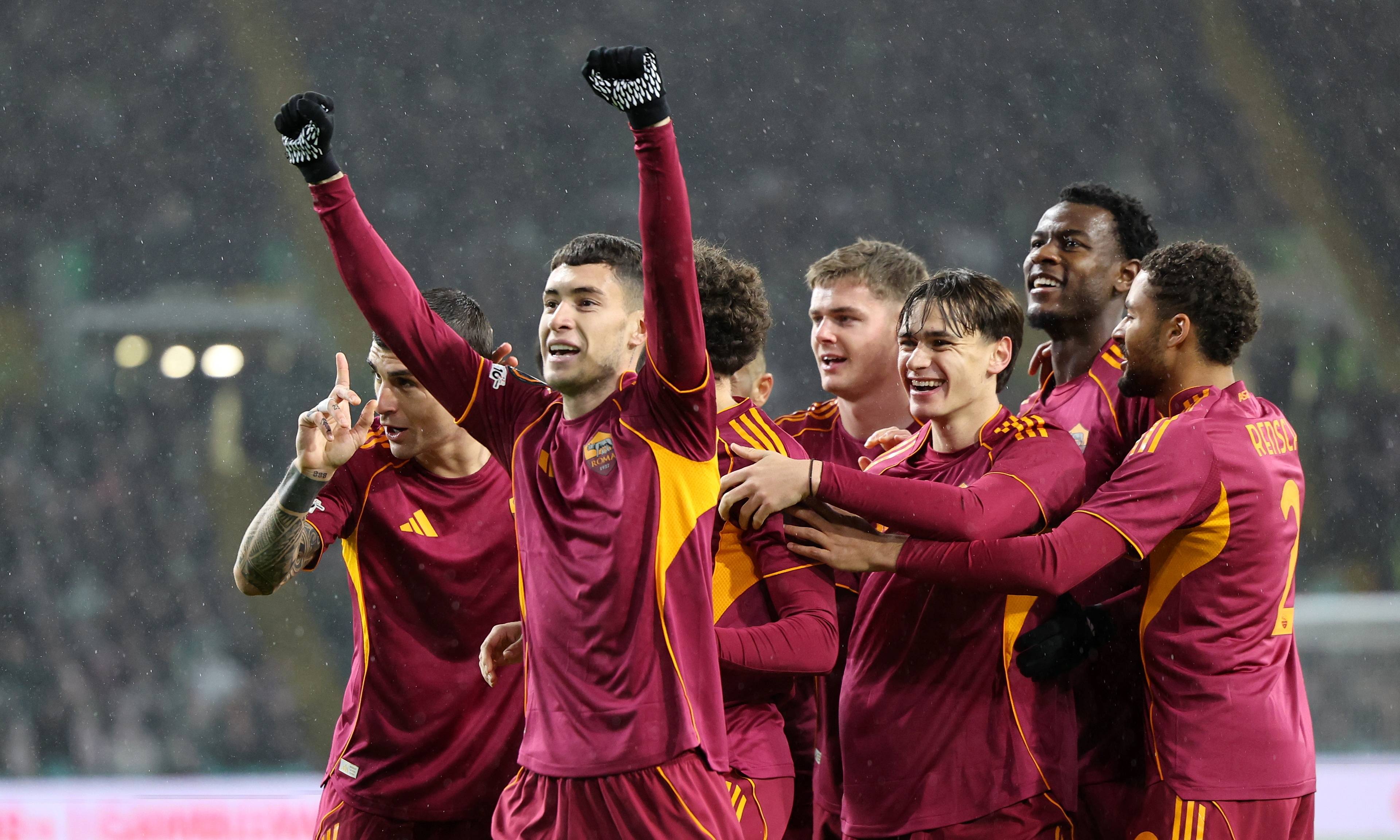 罗马球员集体庆祝进球，展现出团结精神