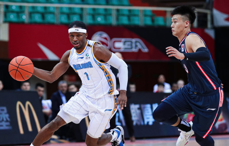 哥伦比亚横扫那不勒斯，范佩西一己之力扛起全队