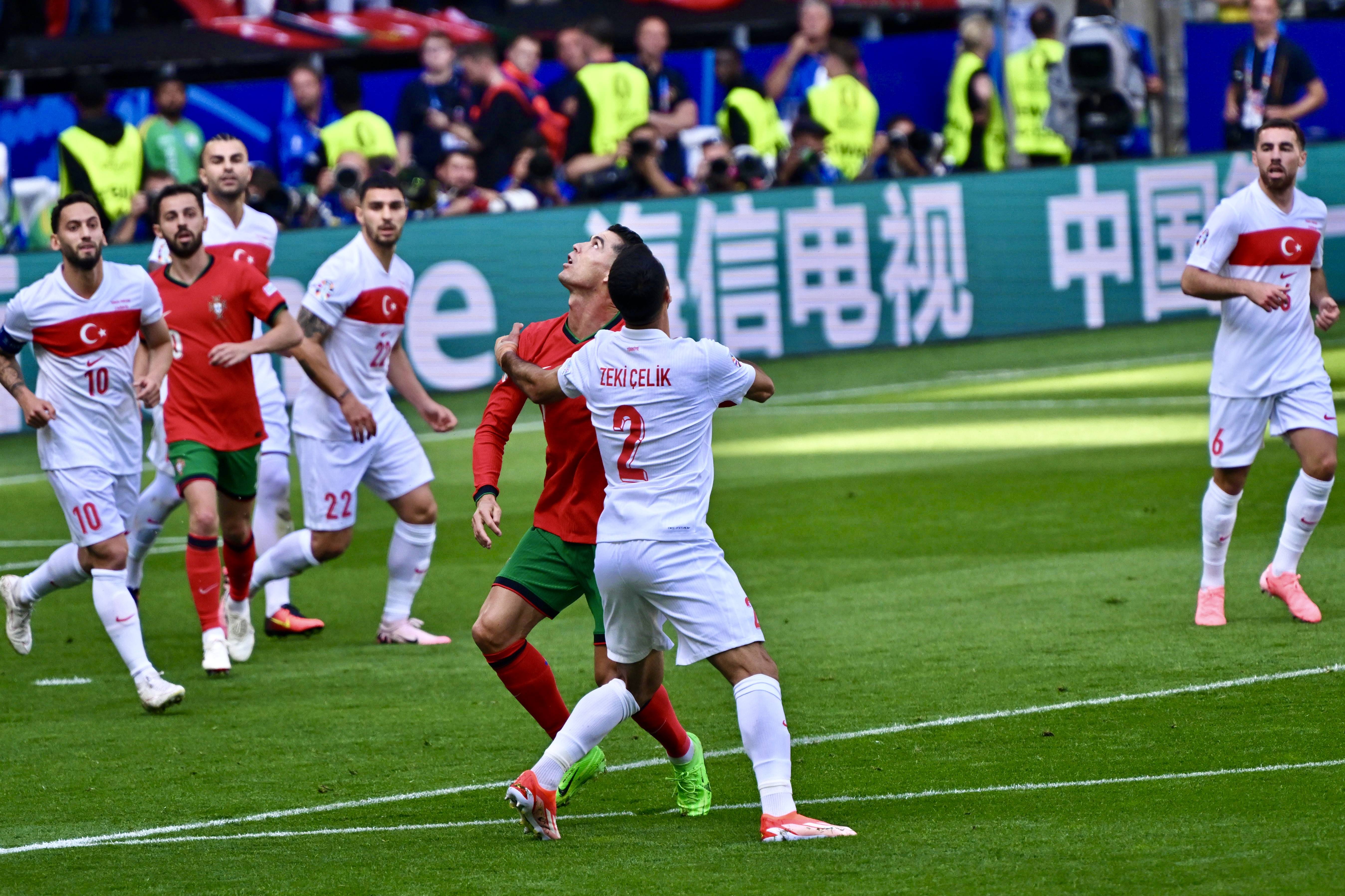 葡萄牙队压制力强,轻松获得小组头名 葡萄牙队压制力强,轻松获得小组头名