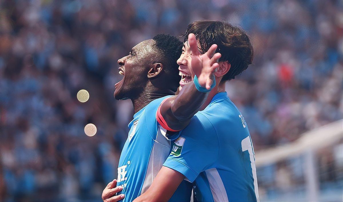 足球比赛中的火爆气氛令人兴奋