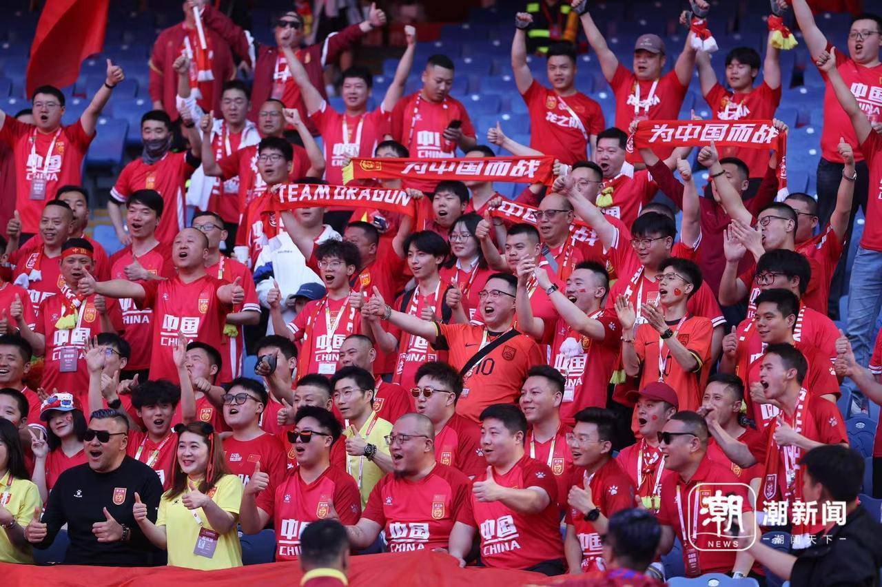 足球比赛中的火爆气氛令人兴奋